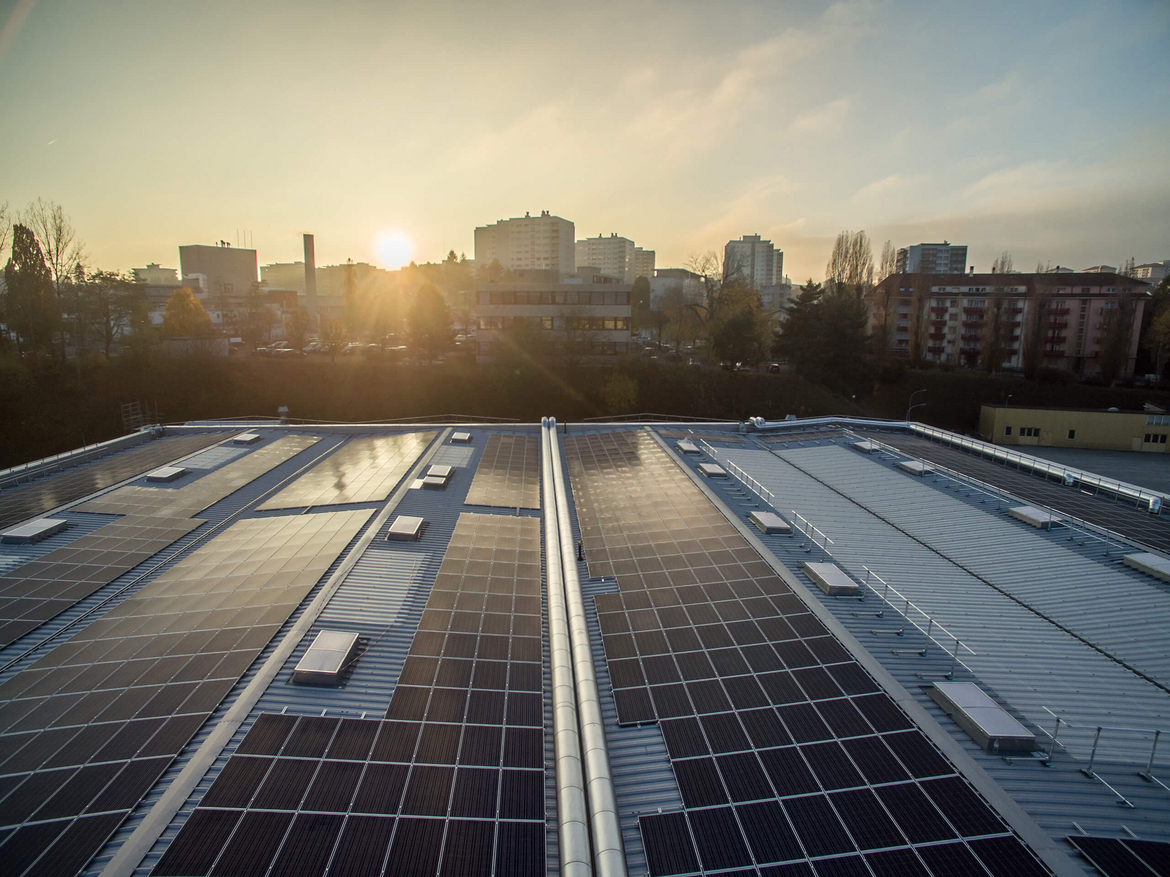 1800 m2 de panneaux photovoltaïques équipent la toiture de la halle bleue de Bluefactory