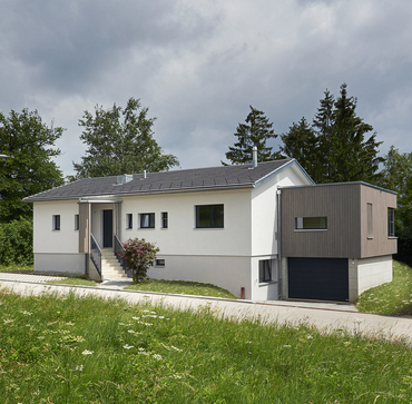 Les propriétaires de cette maison des années 60 à Fribourg ont bénéficié d'aide du Programme Bâtiments pour la rénovation énergétique