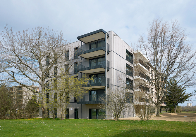 Rénovation énergétique Minergie d'un immeuble locatif des années 80 à Fribourg avec extension en bois