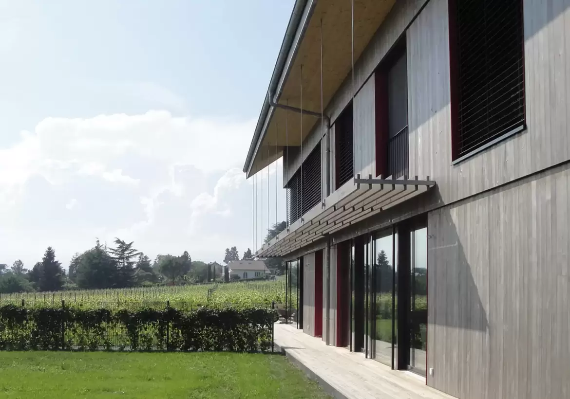 Des protections solaires fixes pour éviter la surchauffe en été