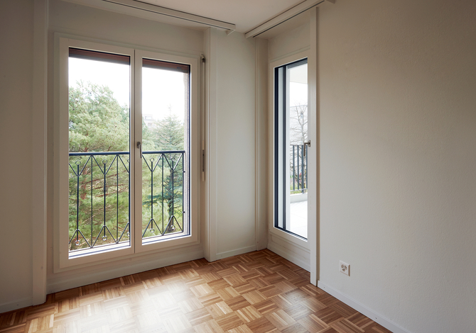 Rénovation énergétique Minergie d'un immeuble locatif des années 80 à Fribourg avec extension en bois: vue intérieure de la partie rénovée
