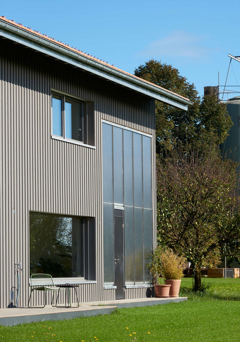 Maison avec panneaux solaires en façade Maison avec panneaux solaires en façade