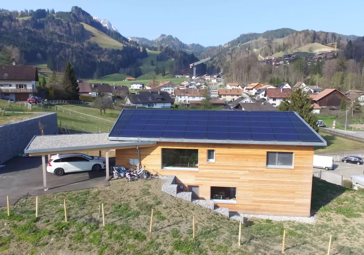 Myriam Donzallaz, architecte, conçoit et construit des bâtiments autonomes en énergie