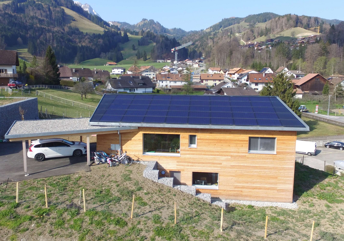Une maison autonome en énergie grâce à la toiture photovoltaïque intégrée Une maison autonome en énergie grâce à la toiture photovoltaïque intégrée