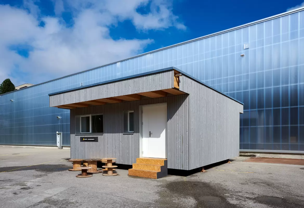 Construction d'un module test en bois pour la halle bleue de BlueFactory