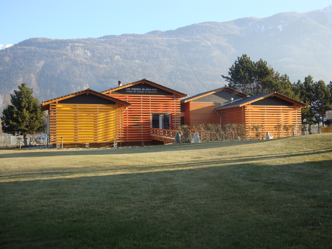 Les Mayens du Bien-Etre à Saillon, composés de cinq pavillons en bois: vue extérieure