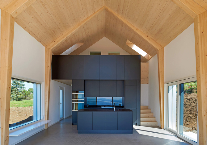 Cuisine et intérieur d'une maison bois contemporaine dans le Lavaux