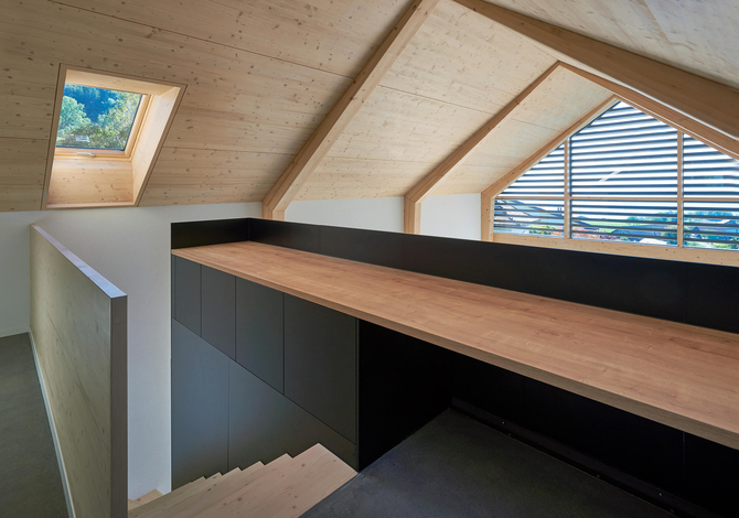 Escaliers dans une maison bois contemporaine dans le Lavaux
