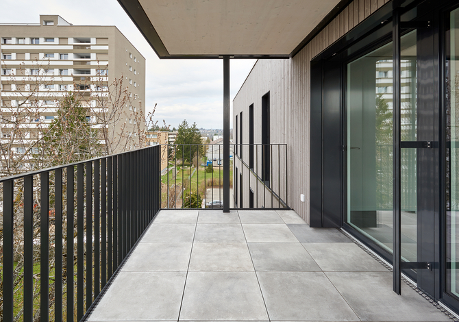 Rénovation énergétique Minergie d'un immeuble locatif des années 80 à Fribourg avec extension en bois