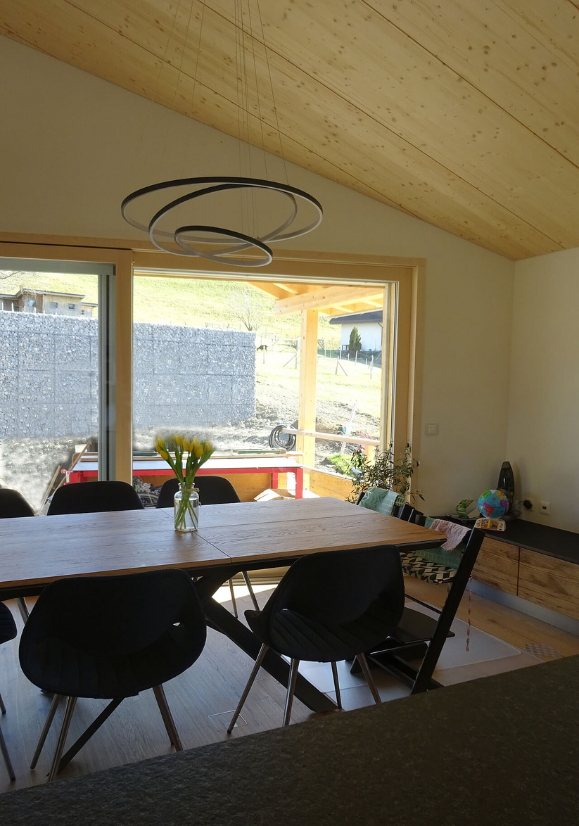 Une maison à énergie positive en Gruyère récompensée par le Prix Solaire Suisse 2020 Une maison à énergie positive en Gruyère récompensée par le Prix Solaire Suisse 2020