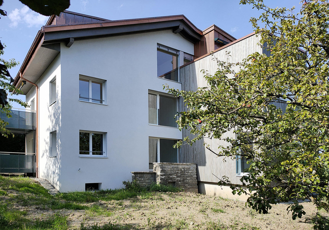 Rénovation d'un petit immeuble des années 50 à Fribourg avec agrandissement bois: après travaux