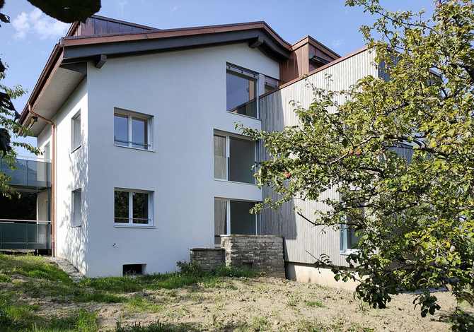 Rénovation d'un petit immeuble des années 50 à Fribourg avec agrandissement bois: après travaux