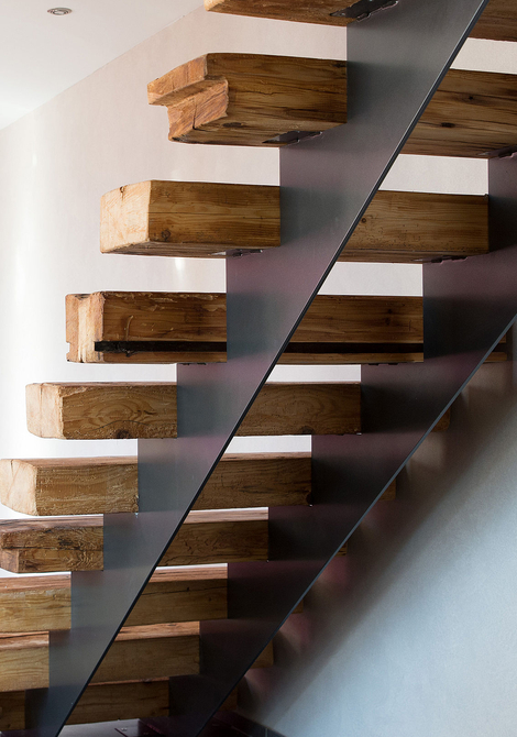 Transformation d'une ferme protégée à Fribourg: insertion d'un escalier moderne