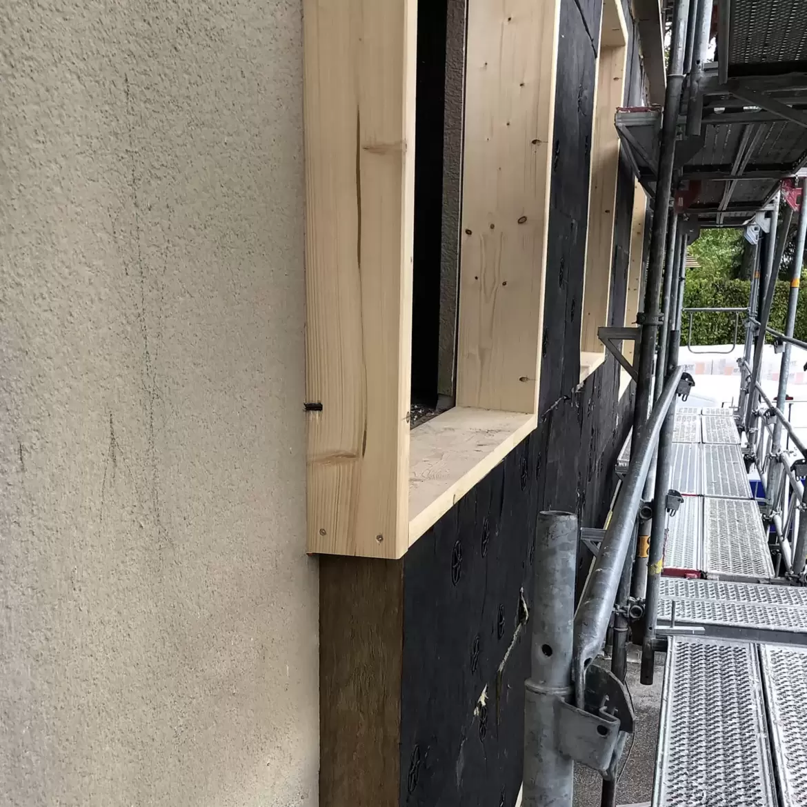 Travaux d'isolation des façades dans un immeuble rénové à Fribourg