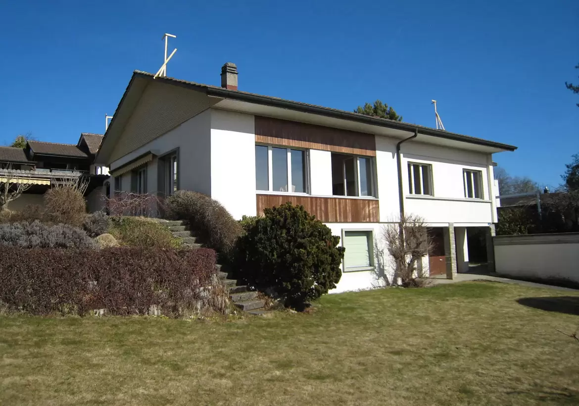 Rénovation d'une maison des années 60 à Fribourg: comparaison avant-après