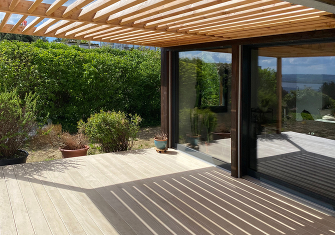 Rénovation Minergie d'une maison jumelée à Lugnorre: terrasse bois couverte