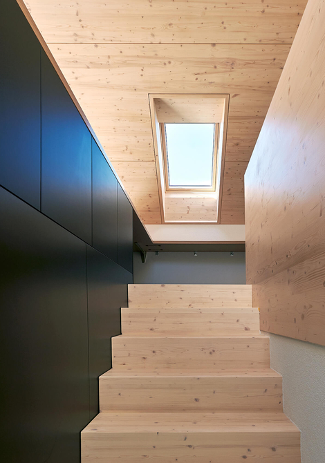 Escaliers dans une maison bois contemporaine dans le Lavaux