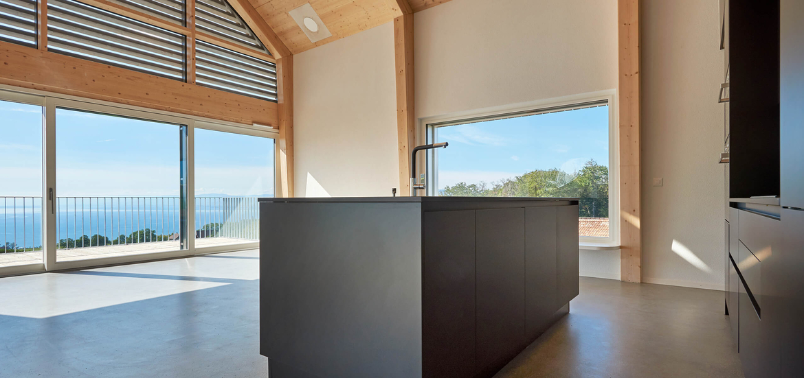 Cuisine et intérieur d'une maison bois contemporaine dans le Lavaux