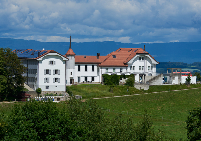 Rénovation énergétique du home des Peupliers à Oberried dans le canton de Fribourg: vue d'ensemble du site