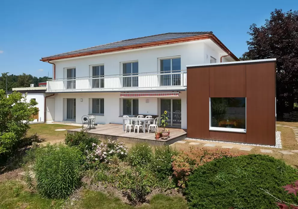 Rénovation énergétique et agrandissement: métamorphose d'une villa des années 60