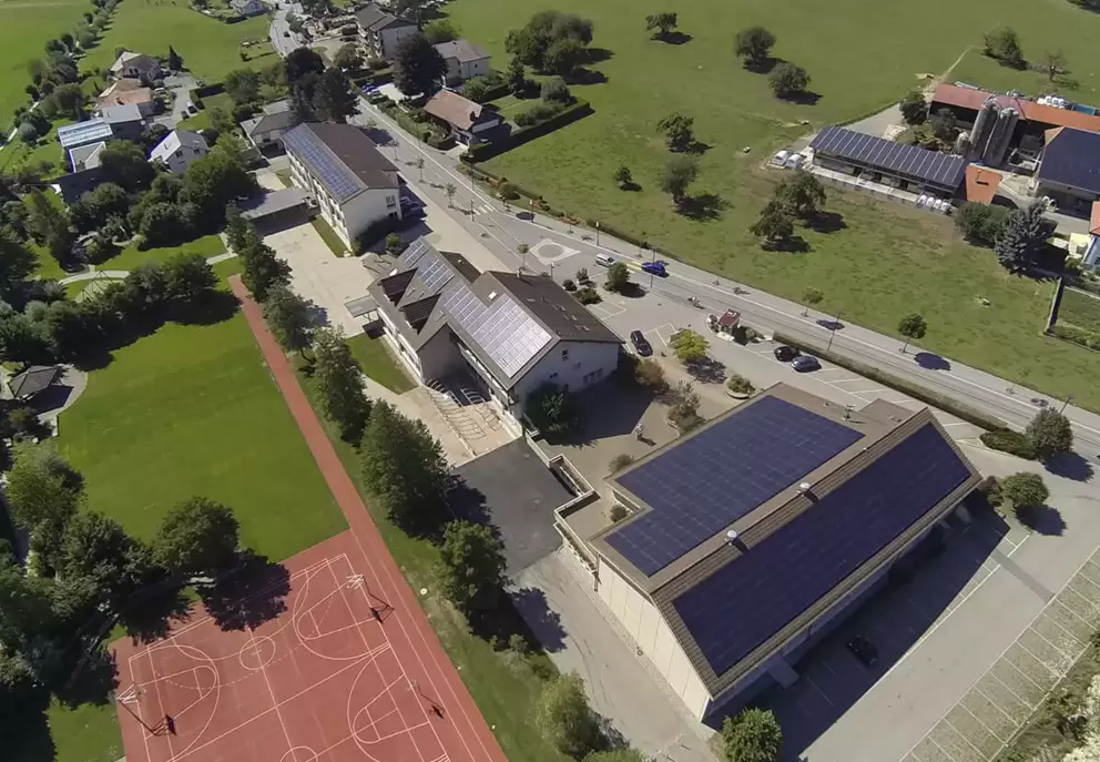 Le bureau Lutz Associés supervise l'installation de panneaux solaires photovoltaïques à Corminboeuf, Fribourg