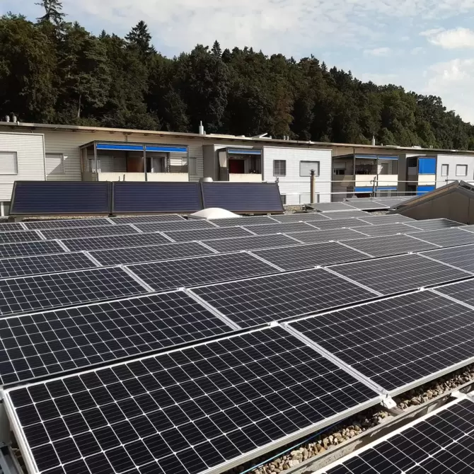 Des panneaux photovoltaïques en toiture au Green Offices à Givisiez (Fribourg)