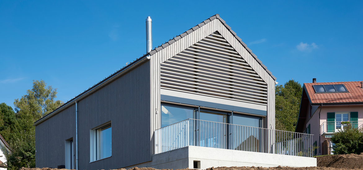 Façade d'une maison bois contemporaine dans le Lavaux