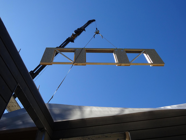 Construction d'une maison passive en bois en Valais: montage de l'ossature bois