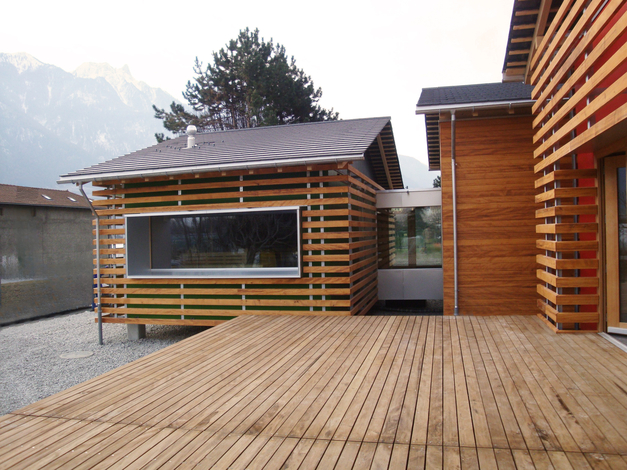 Les Mayens du Bien-Etre aux Bains de Saillon, composés de cinq pavillons en bois: vue extérieure