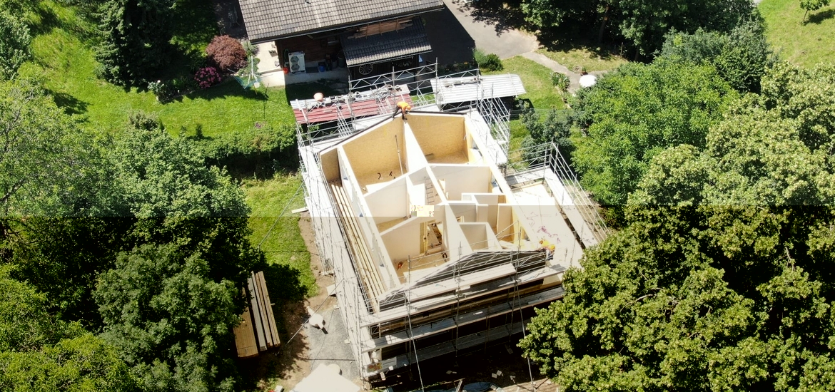 Construction d'une maison passive en bois en Valais: vue de la structure bois depuis le ciel