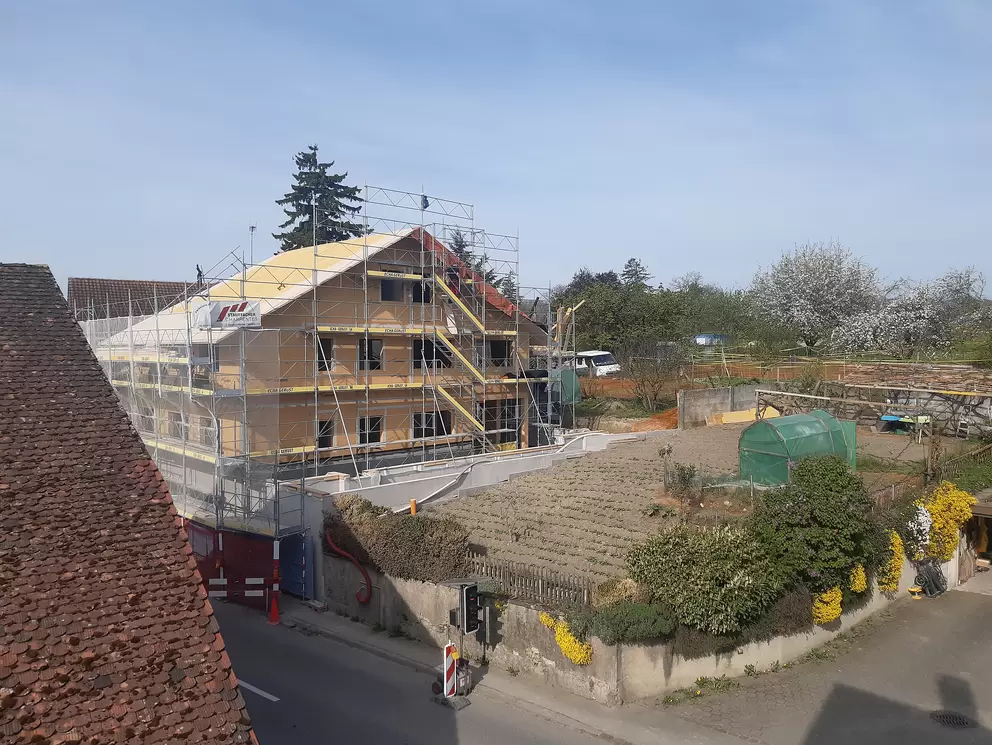 Rapidité de la construction bois: situation après quelques jours de travaux de montage des éléments préfabriqués bois