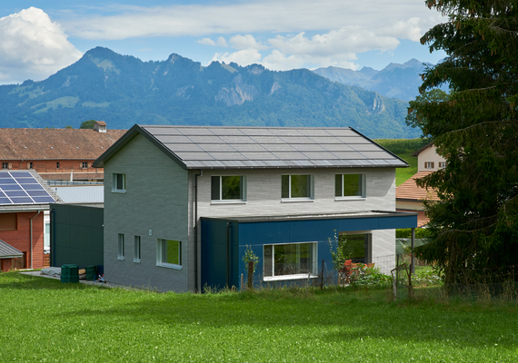 Deux bâtiments autonomes en énergie de Lutz Architectes distingués par un Prix Solaire Suisse