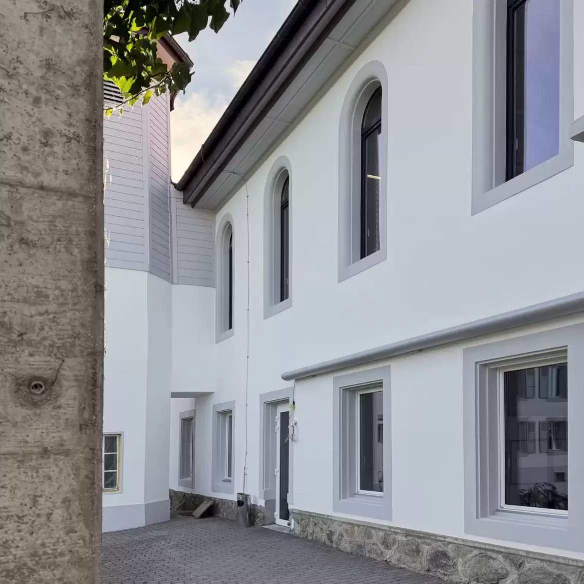 Rénovation de bâtiments publics selon les standards de la construction durable: Minergie, SNBS et Bois Suisse