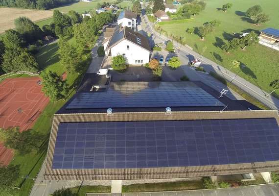 Le bureau Lutz Associés supervise l'installation de panneaux solaires photovoltaïques à Corminboeuf, Fribourg