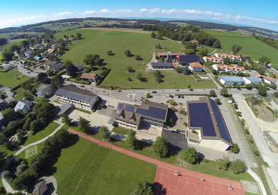 Le bureau Lutz Associés supervise l'installation de panneaux solaires photovoltaïques à Corminboeuf, Fribourg