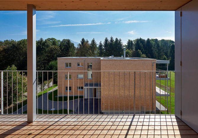 Immeuble à faible consommation d'énergie et matériaux écologiques Minergie-P-Eco à Riaz, Fribourg