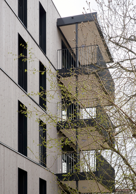 Rénovation énergétique Minergie d'un immeuble locatif des années 80 à Fribourg avec extension en bois