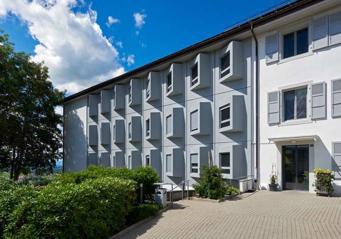 Façades extérieures béton rénovées du home des Peupliers à Oberried dans le canton de Fribourg