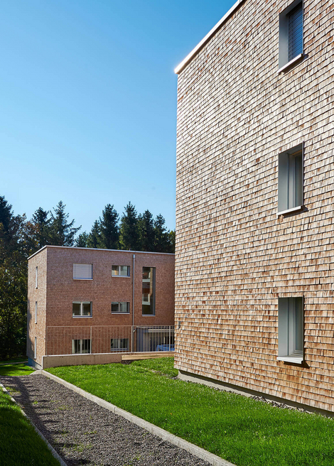 Immeuble à faible consommation d'énergie et matériaux écologiques Minergie-P-Eco à Riaz, Fribourg