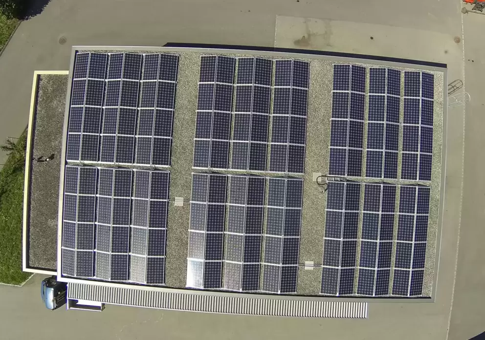 Le bureau Lutz Associés supervise l'installation de panneaux solaires photovoltaïques à Corminboeuf, Fribourg