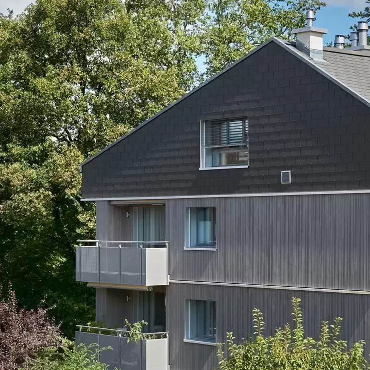 Isolation et nouvelle façade bois dans un immeuble rénové à Fribourg