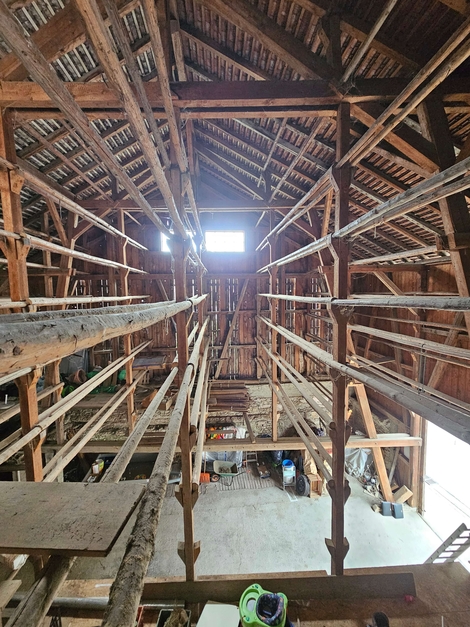 Ancienne structure en bois du hangar à tabac d'une maison villageoise à Missy (VD)