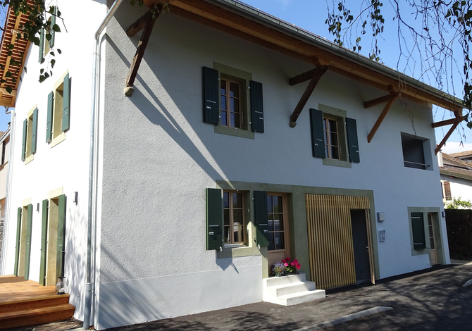 Rénovation d'une ancienne maison villageoise avec agrandissement dans le canton de Genève