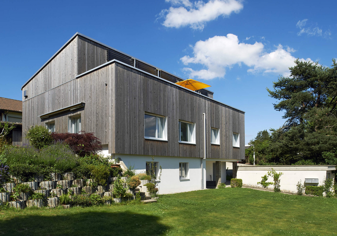 Rénovation d'une maison des années 60 à Fribourg: comparaison avant-après