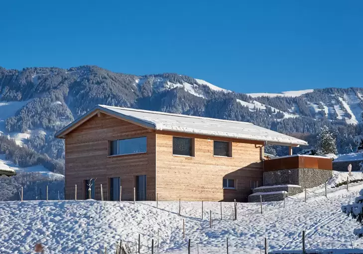 Maison autonome en énergie pour une vie indépendante des énergies fossiles