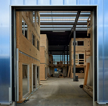 Transformation d'une halle industrielle en bureaux zéro carbone: la halle Blue Factory à Fribourg