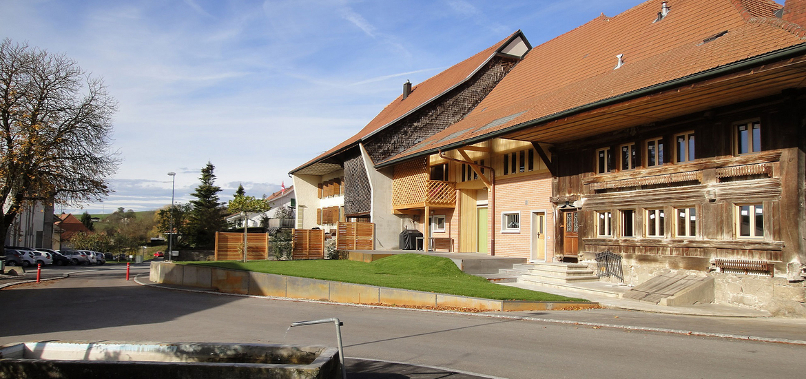 Rénovation et transformation d'une ferme protégée à Fribourg