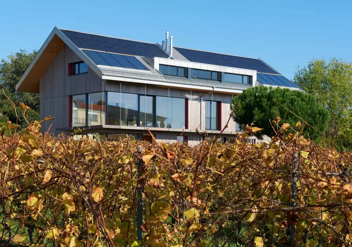 Des panneaux solaires photovoltaïques et thermiques pour chauffer et faire fonctionner la maison