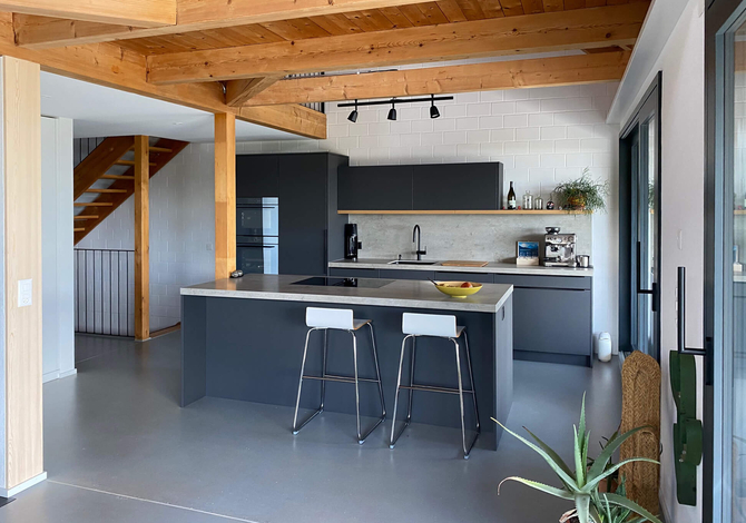 Rénovation Minergie d'une maison jumelée à Lugnorre: intérieur modernisé avec nouvelle cuisine