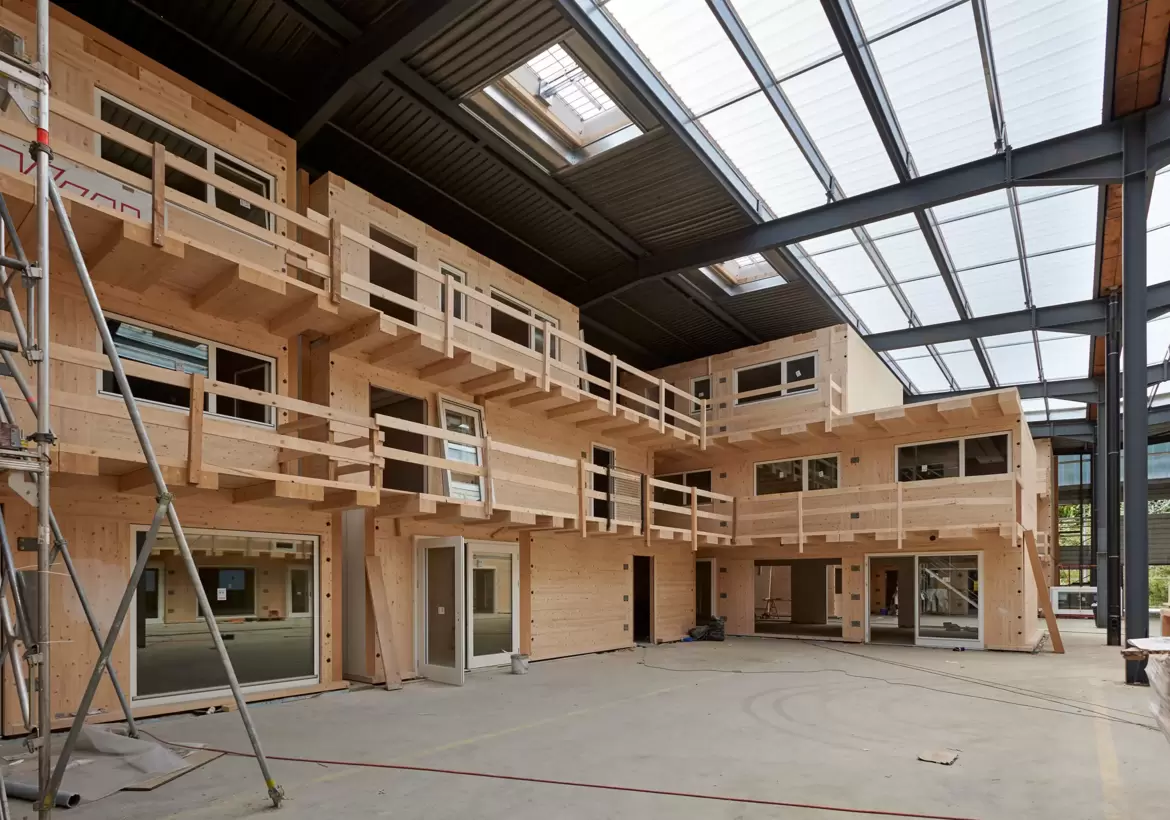 Insertion de box modulaire en bois dans la halle bleue de BlueFactory